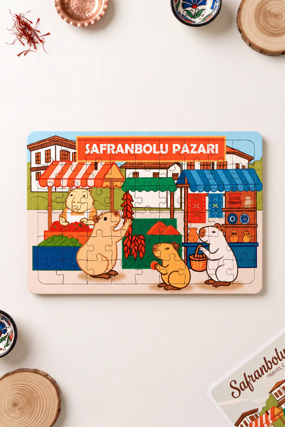 Capybara Karakterleri Safranbolu Pazarında 54 Parça Ahşap Puzzle & Yapboz Capybara Dünyası: